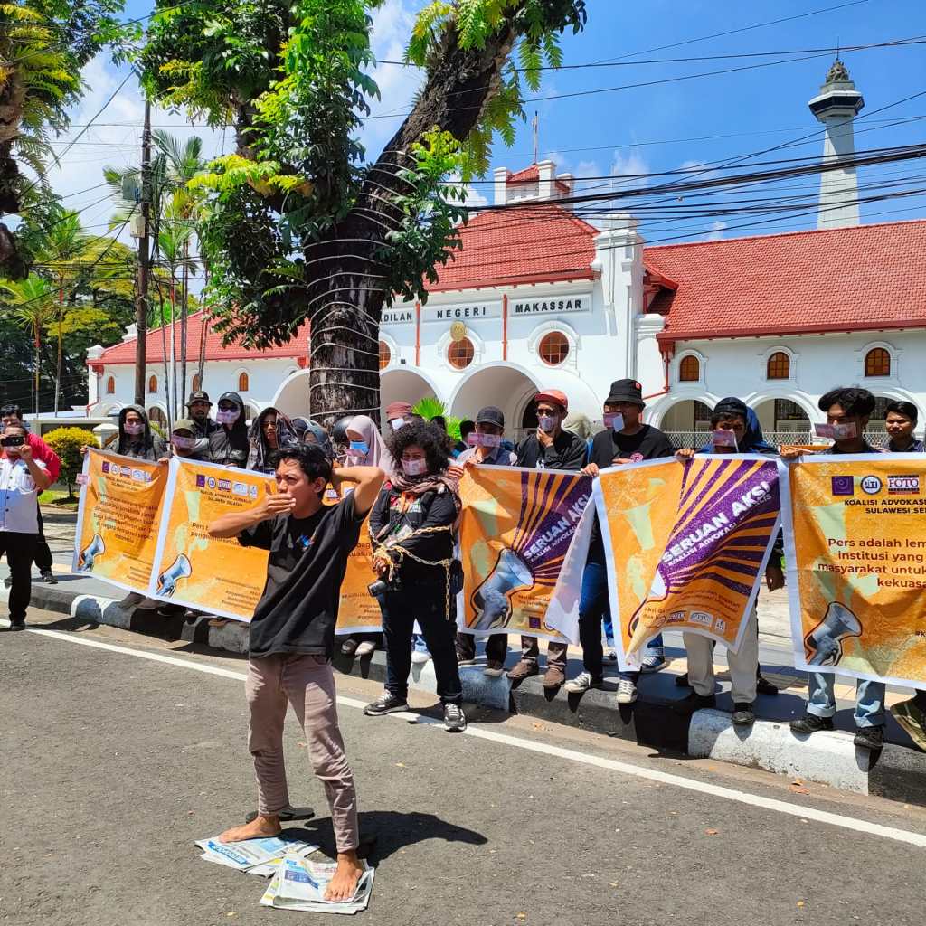 Puluhan Jurnalis Gelar Aksi Damai depan PN Makassar